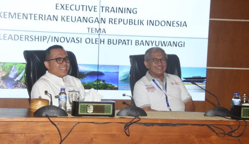 Bupati Anas saat bertemu dengan 34 pejabat terbaik dari Kemenkeu.