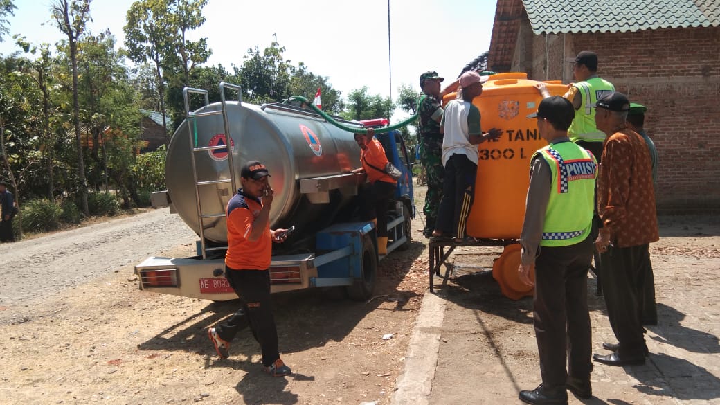 Petugas menyalurkan air bersih