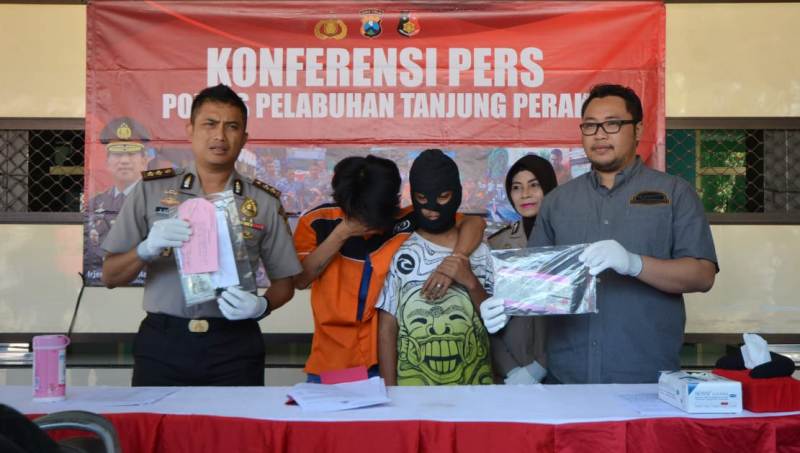 Kapolres Pelabuhan Tanjung Perak saat jumpa pers kasus curanmor.