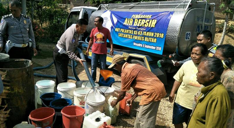 Polisi Kirim Air Bersih ke Sejumlah Wilayah di Blitar yang Kekeringan