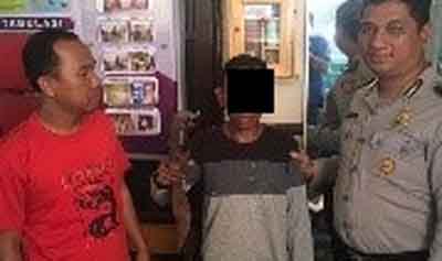Pelaku F (28) saat diamankan polisi di Mapolsek Kawasan Pelabuhan Gresik/Foto: istimewa