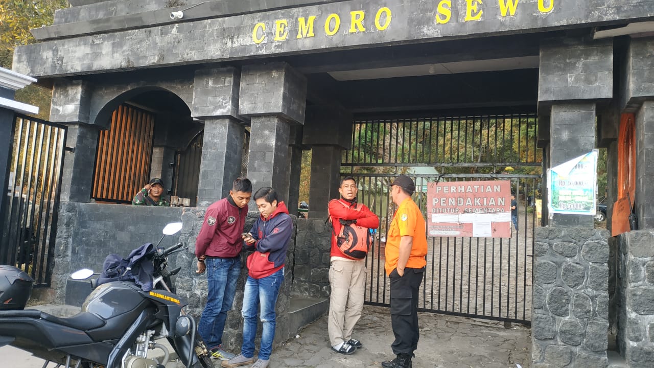 Pintu masuk Gunung Lawu di Cemorosewu, masih ditutup akibat kebakaran hutan yang terjadi hingga kini, Selasa (11/9/2018)