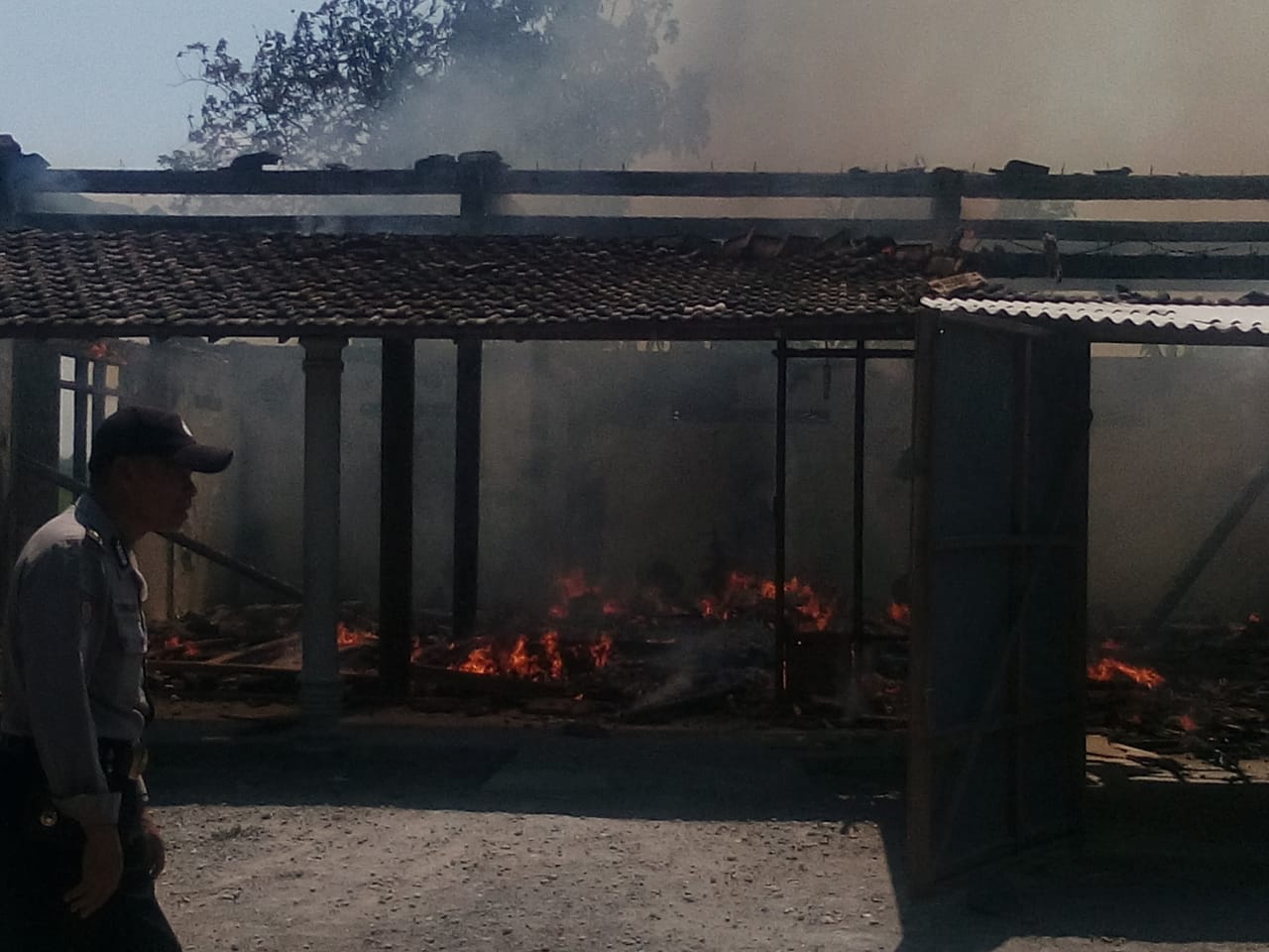 Warga memadamkan api yang membakar rumah Sumarlan di Desa Semen, Kecamatan Paron, Kabupaten Ngawi, Rabu (12/9/2018)
