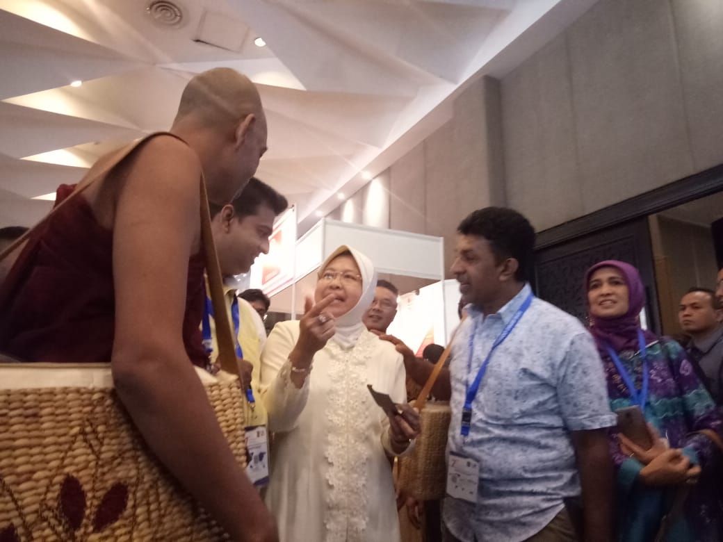 Wali Kota Surabaya Tri Rismaharini menyapa salah satu tamu UCLG ASPAC di Hall Dyandra Convention Center Surabaya, Rabu (12/9/2018)