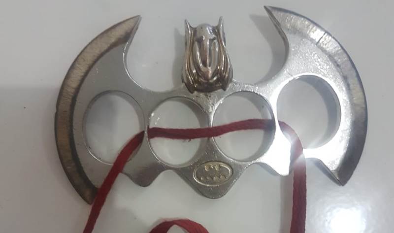 Ini sajam yang didesain mirip senjata Batman dan digunakan tersangka untuk membacok korbannya.
