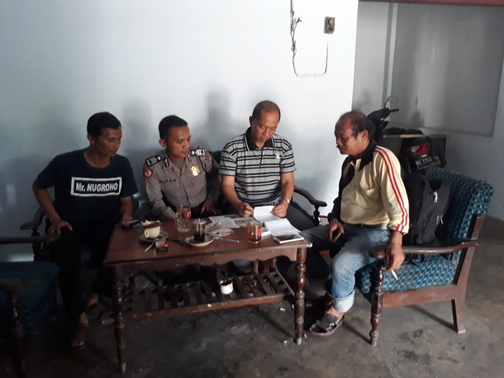 Petugas kepolisian melakukan pendataan ke warga