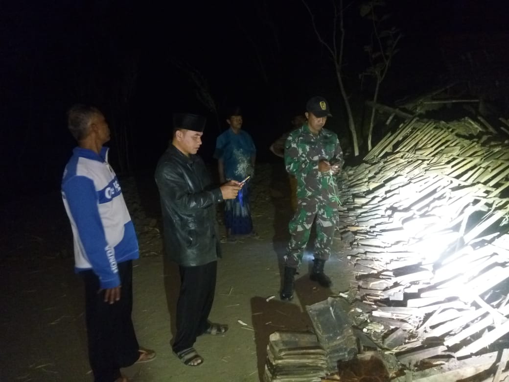 Rumah nenek Kasiyem yang roboh karena tertiup angin kencang, Kamis (13/9/2018)