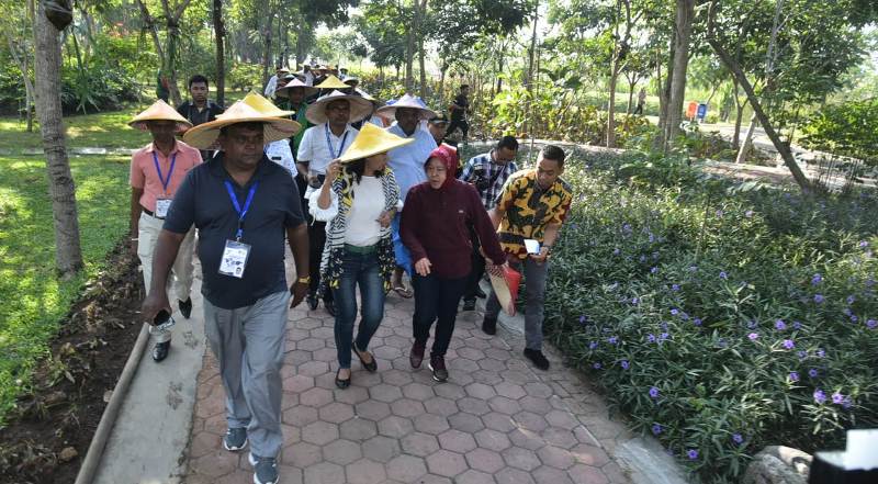 Wali Kota Risma bersama anggota UCLG Aspac saat di Taman Harmoni Keputih Surabaya, Sabtu (15/9/2018).
