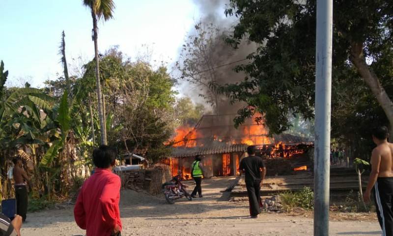 Kobaran api saat melahap sebuah rumah berisi uang tunai Rp 8 juta dan 20 sak gabah, Sabtu (15/9/2018).