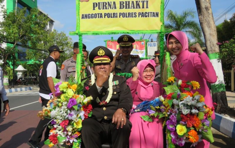Kapolres Pacitan Kayuh Becak Lepas Anggota yang Purna Tugas