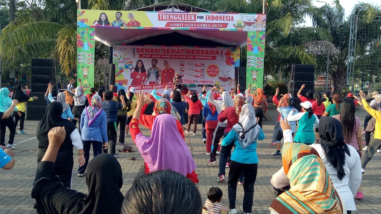 Warga Trenggalek yang menggelar senam untuk atlet kebanggaan mereka, Minggu (16/9/2018)