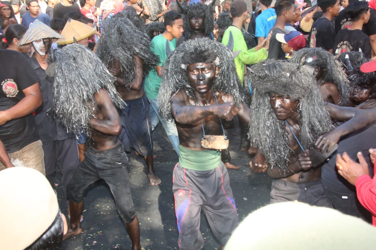 Tradisi keboan di Desa Aliyan, Kecamatan Rogojampi, Banyuwangi, yang kini menjadi daya tarik wisatawan, Minggu (16/9/2018)