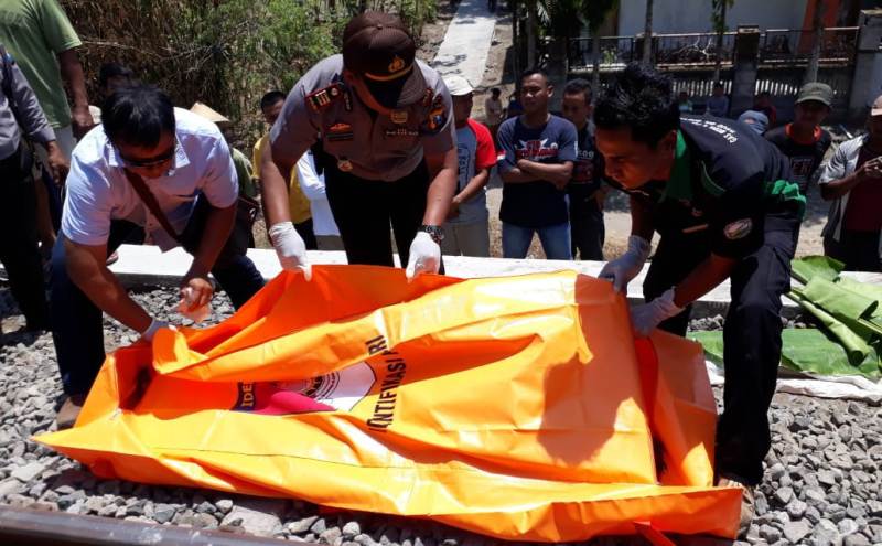 Polisi mengevakuasi korban tertabrak KA Argo Wilis di Kecamatan Kedunggalar, Kabupaten Ngawi, Senin (17/9/2018)