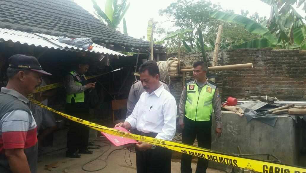 Petugas memberi garis polisi di lokasi kejadian tewasnya Kaderi, Selasa (18/9/2018)