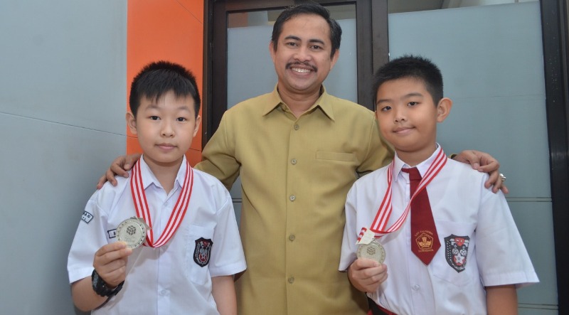 Kepala Dinas Pendidikan Surabaya ketika bertemu dengan dua pelajar yang akan berlaga di China, Selasa (18/9/2018).