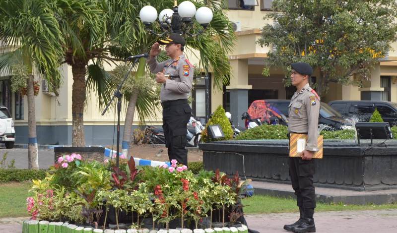 Kapolres Ponorogo saat melakukan gelar pasukan di depan Pendopo Pemkab Ponorogo, Rabu (19/9/2018).