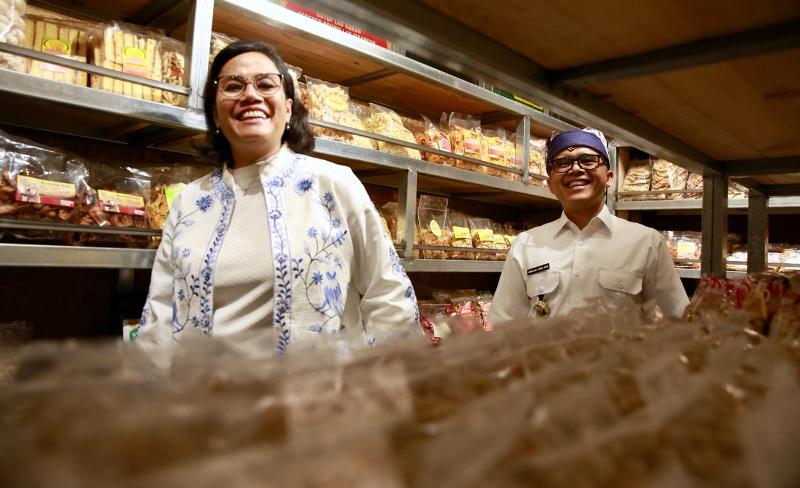 Menkeu Sri Mulyani dan Bupati Anas di sela-sela gerai UMKM, Rabu (19/9/2018).