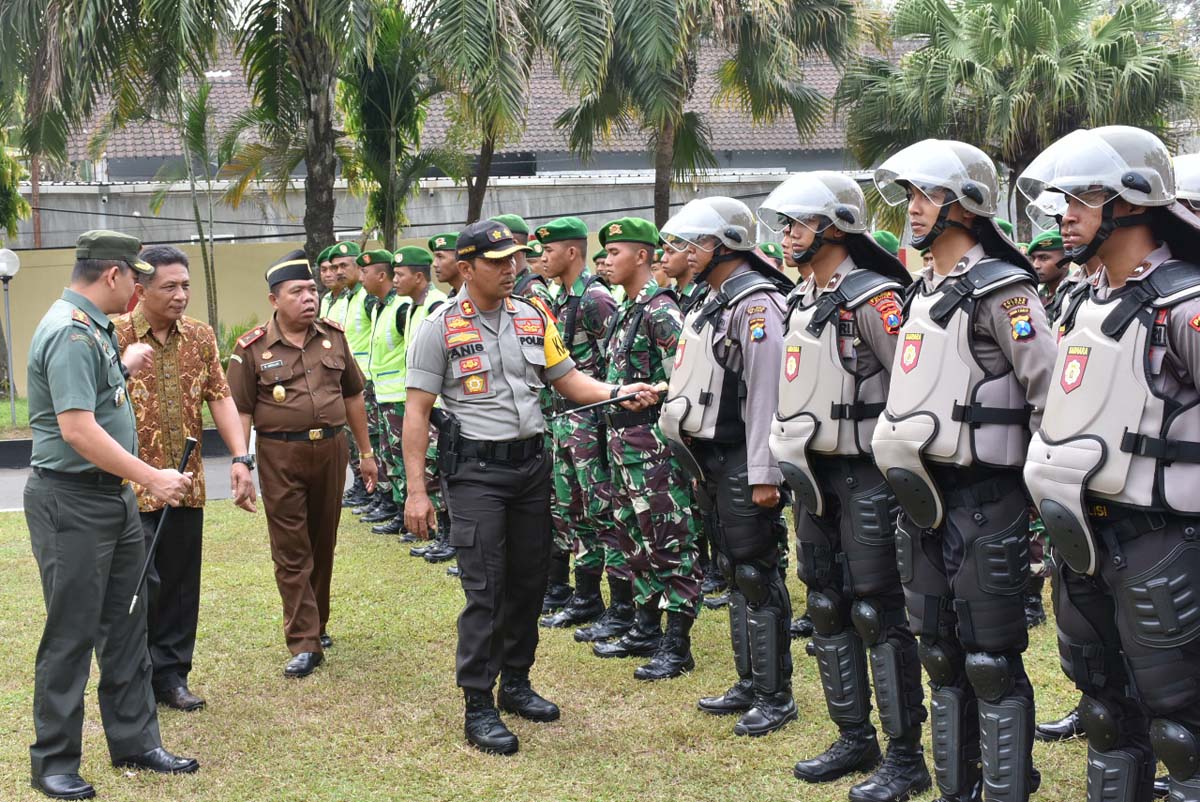 Polres Blitar saat gelar pasukan untuk pengamanan pemilu.