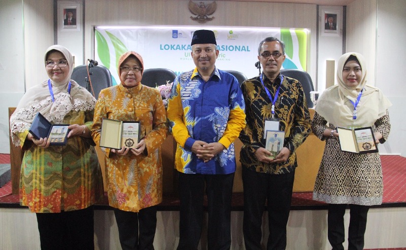 Rektor ITS berfoto bersama para narasumber Lokakarya Nasional UI Green Metric World University Ranking, Kamis (20/92018).