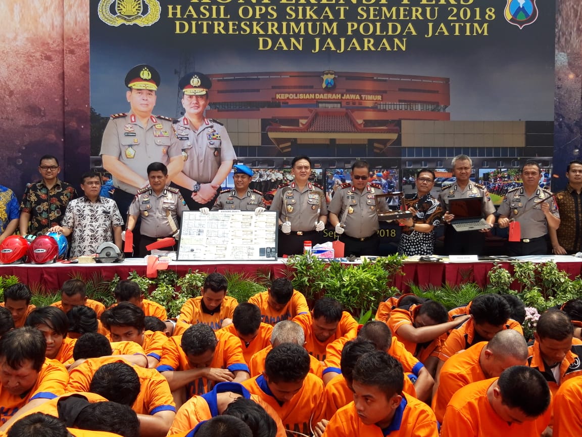 Kapolda Jatim Irjen Pol Luki Hermawan beserta jajaran saat Rilis Hasil Ungkap Operasi Sikat Semeru 2018 di Lapangan PJR Mapolda Jatim, Jumat (21/9/2018).
