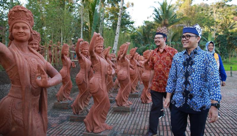 Bupati Anas saat meninjau Taman Gandrung Terakota yang berjajar ratusan patung penari gandrung.