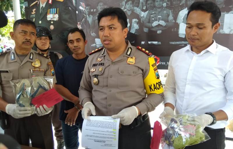 Kapolres Trenggalek saat jumpa pers pencabulan korban di bawah umur, Senin (24/9/2018).