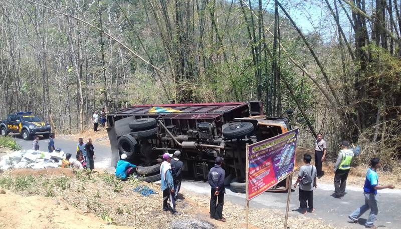 Truk yang terguling di Desa Tumpuk Kecamatan Sawoo, Ponorogo, Senin (24/9/2018).