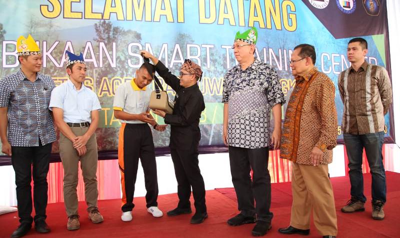 Bupati Anas secara simbolis membuka pelatihan pertanian modern di perkebunan kawasan Desa Alasrejo, Senin (25/9/2018).