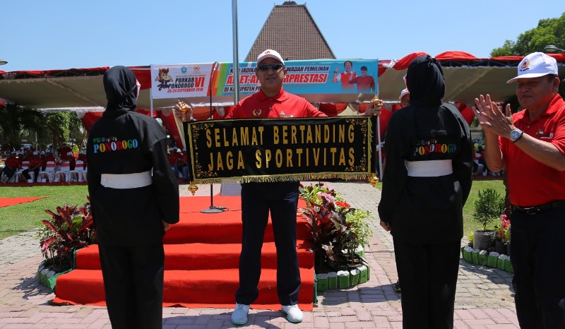 Bupati Ipong saat membuka Porkab Ponorogo di depan pendopo Pemkab Ponorogo, Selasa (25/9/2018). 