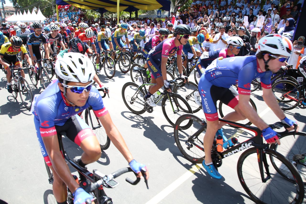 Para pembalap di etape pertama International Tour de Banyuwangi Ijen 2018