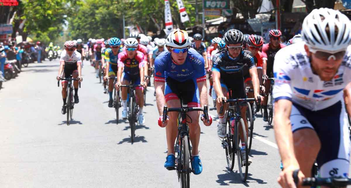 Pembalap di International Tour de Banyuwangi Ijen 