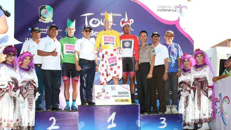 Peraih podium etape pertama Tour de Banyuwangi Ijen berfoto bersama Bupati Anas dan para tamu undangan.