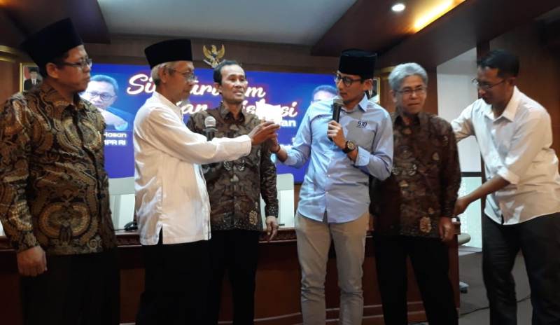 Proses penyerahan dana kampanye kepada Sandiaga Uno kantor PW Muhammadiyah Jatim, Kamis (27/9/201). 