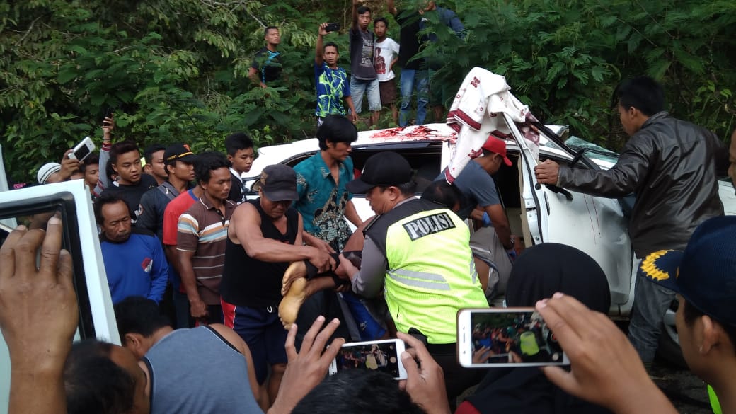 Polisi melakukan evakuasi korban lakalantas tunggal di leter S Trenggalek