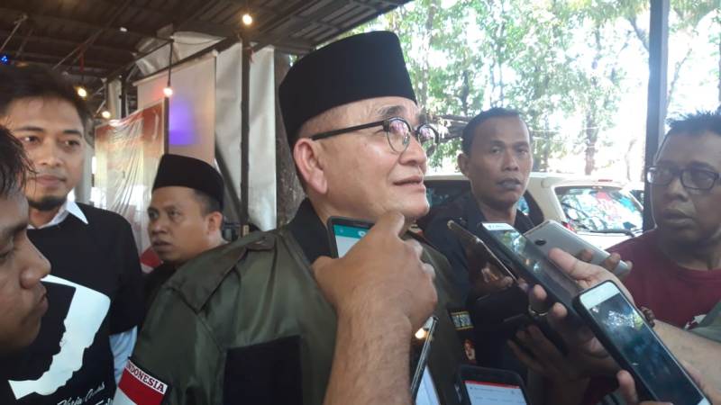 Juru Bicara Tim Kampanye Nasional Jokowi-Ma'ruf, Ruhut Sitompul di Rolag Cafe Jalan Karah, Minggu (30/9/2019). 