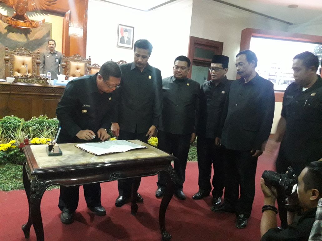 Paripurna DPRD Tulungagung soroti program seragam gratis yang belum terealisasi