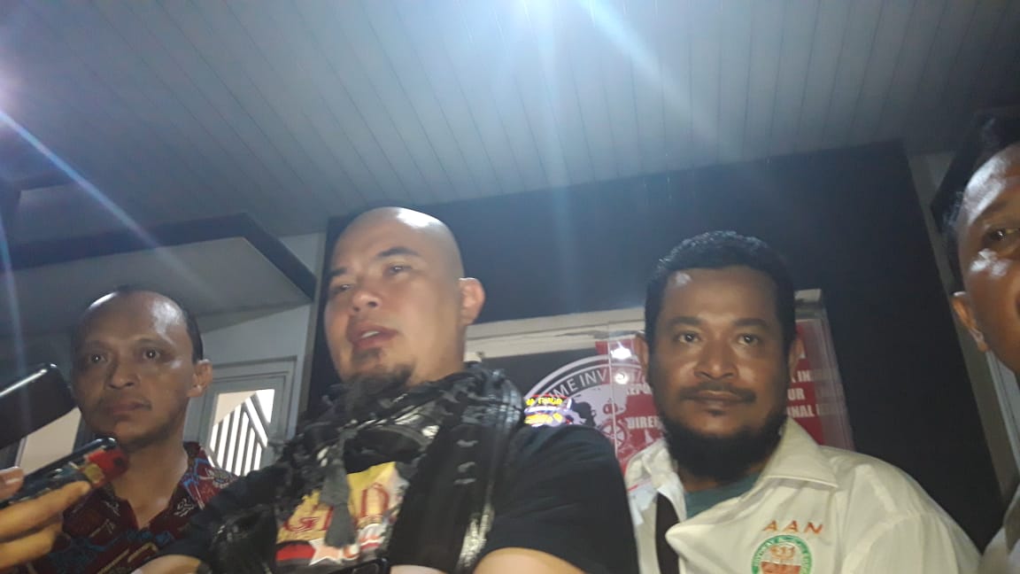 Ahmas Dhani Prasetyo usai menjalani pemeriksaan dari Direskrimsus Polda Jatim, Senin (1/10/2018).