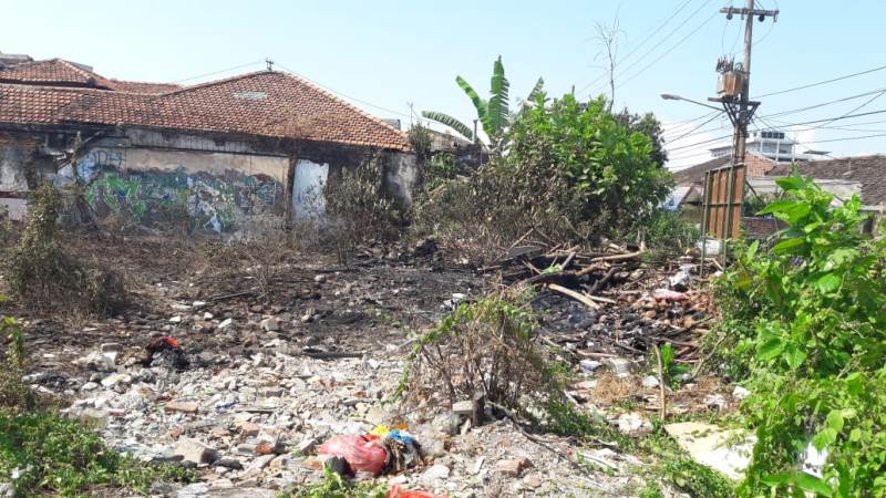 Lokasi kebakaran yang berada di belakang rumah kontrakan RPH Surabaya, Senin (1/10/2018).