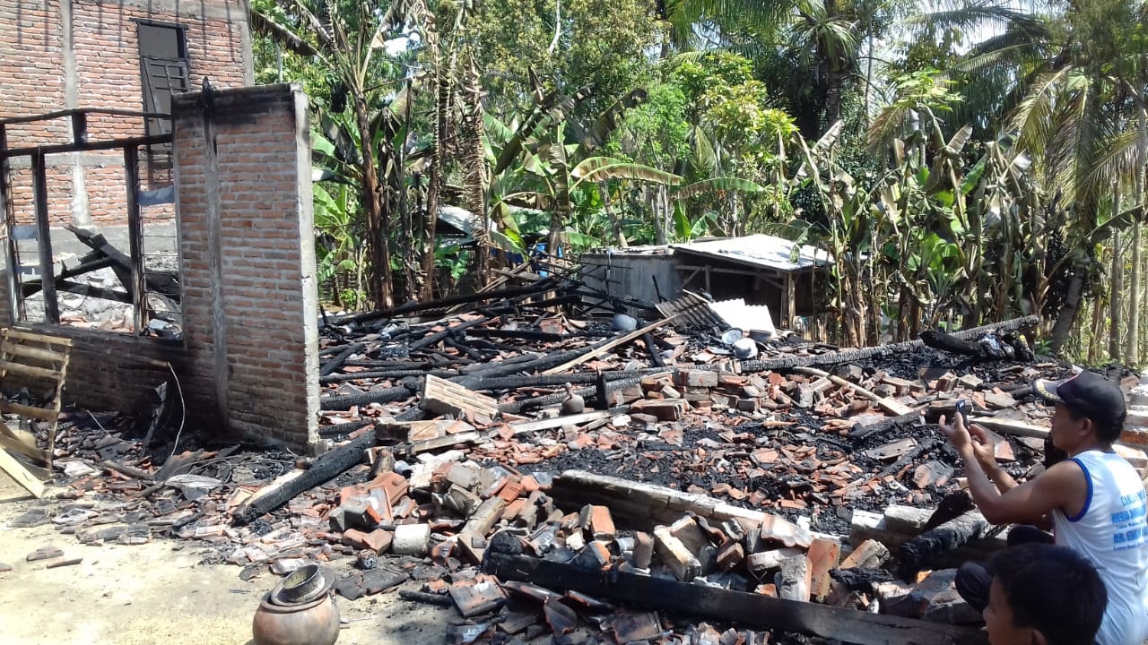 Rumah milik kades yang habis terbakar