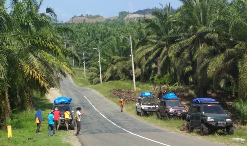 Mobil yang ditumpangi relawan asal Ponorogo yang tertahan di Mamuju, Rabu (3/10/2018).

