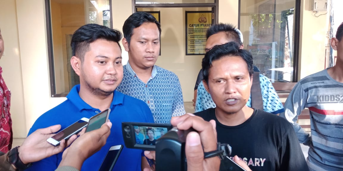 Angga dan Solihin saat di Mapolsek Rogojampi, Rabu (3/10/2018).