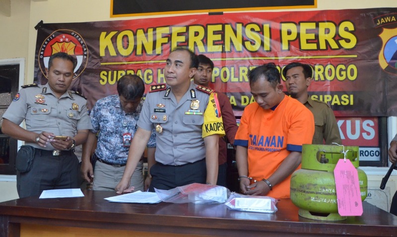 Kapolres Ponorogo AKBP Radiant saat membeberkan tersangka dan barang bukti pencurian di kantin PN Ponorogo.