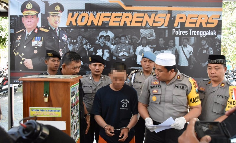 Pelaku pencurian kotak amal saat dirilis di Mapolres Trenggalek, Kamis (4/10/2018).