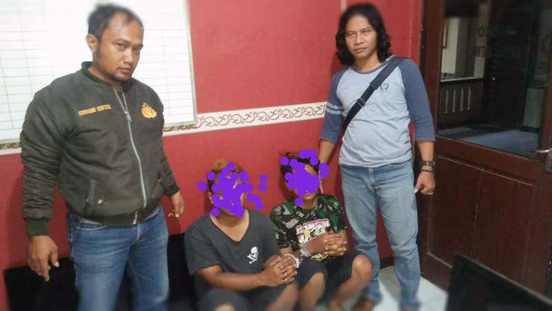 Kedua tersangka saat digelandang ke Mapolres Ngawi.