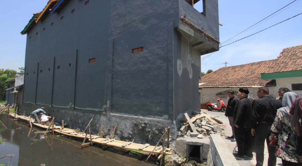 Anggota dewan saat melakukan sidak ke sebuah bangunan rumah milik salah seorang warga