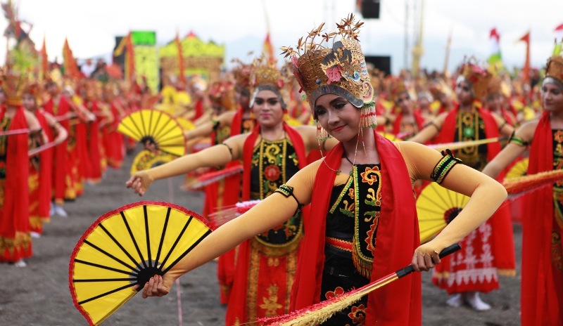 Penari Gandrung saat tampil di festival tahun lalu.