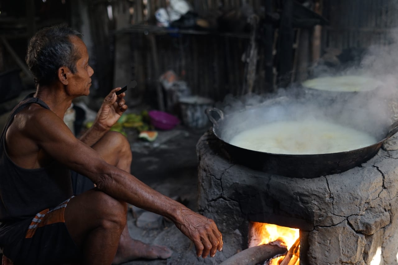 Giyanto (61), warga di Dusun Darungan, Desa Kandangan, Kecamatan Srengat, Kabupaten Blitar yang masih bertahan memproduksi gula kelapa dengan cara tradisional.