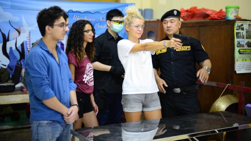 Salah satu mahasiswa asing saat mencoba menembak dengan Airsoft Gun, 