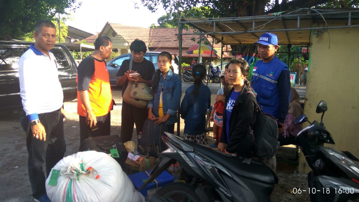 Petugas dan para pengungsi korban gempa di Palu, Sulawesi Tengah yang tiba di Jatim