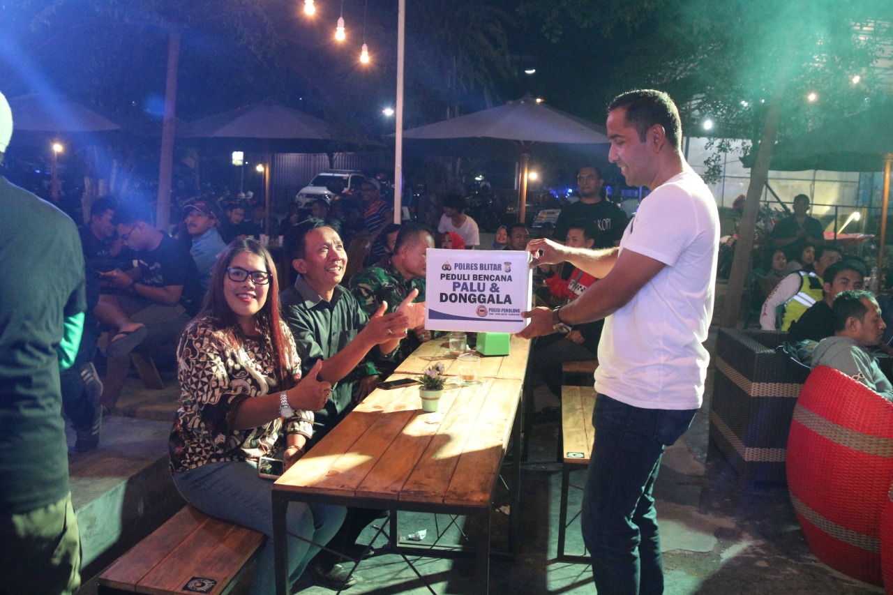 Kardus penampung donasi pun diputarkan dalam konser mini bertajuk 'polisi ngamen' di Blitar.